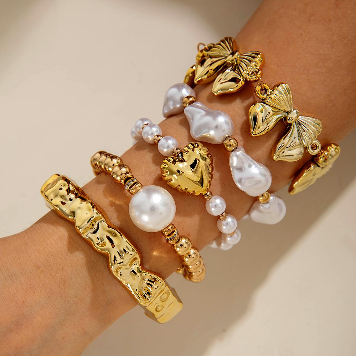 

Модный браслет из 5 частей в металлическом стиле с бантом-сердцем из смолы и искусственного жемчуга, подходящий для женских вечеринок и праздничных собраний в качестве аксессуара