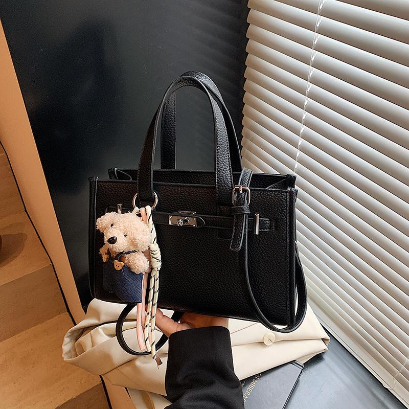 Niche portable small square bag women's new fashion versatile simple shoulder bag casual commuter messenger bag