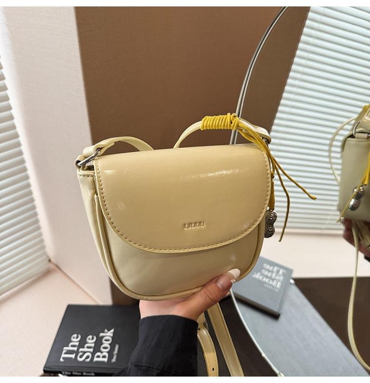 Niche design small bag women's bag 2025 new fashion spring and summer messenger bag high-end underarm saddle bag