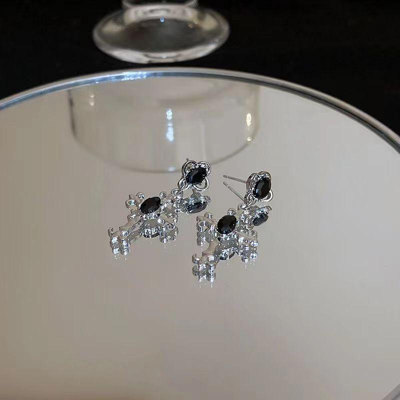 Dark Series Light Luxury Star Earrings for Women - High-End Fashion Statement