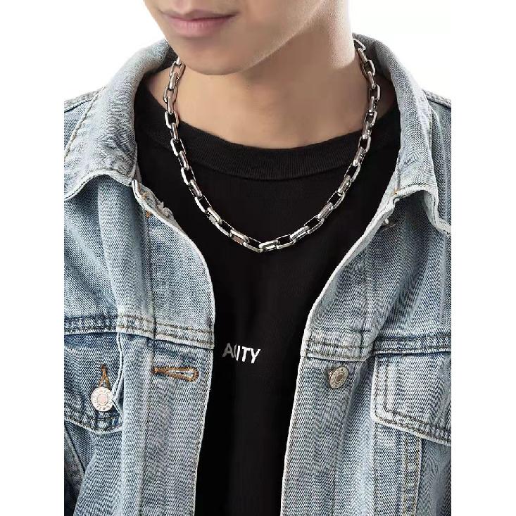 Industrielles & Hip-Hop-Flair: Umarme die rohe, kantige Ästhetik des Industriedesigns kombiniert mit dem straßentauglichen Flair des Hip-Hop.