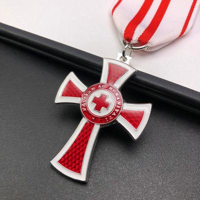 Znak Rakousko-uherského červeného kříže, evropský a americký křížový přívěsek, postříbřené šperky, německá medaile, vánoční dárek, punčochové dárky