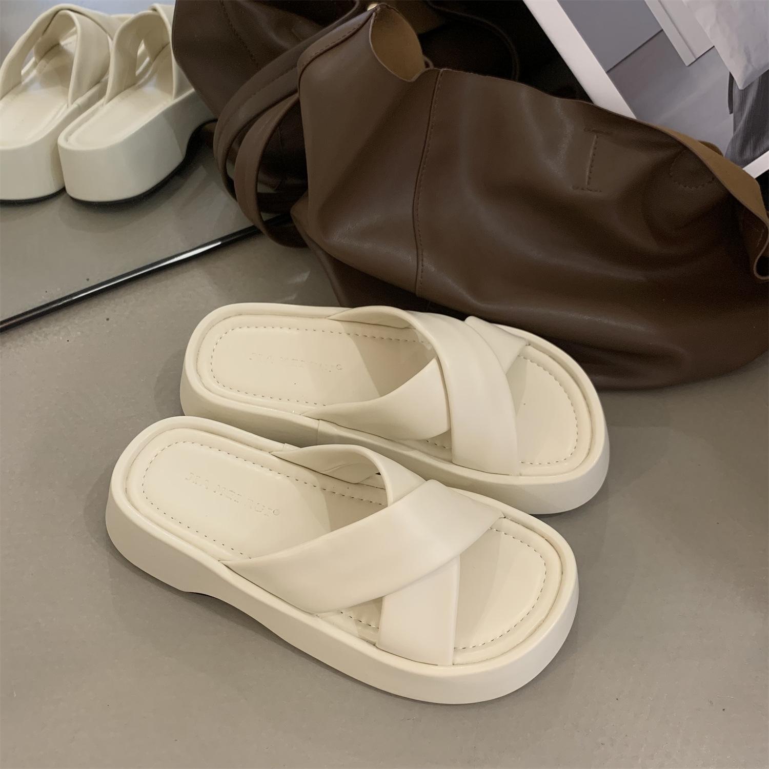 

Интернет знаменитости толстая подошва классные тапочки женские лето 2025 новые кросс повседневные тапочки носить корейская версия универсальных пляжных сандалий 35