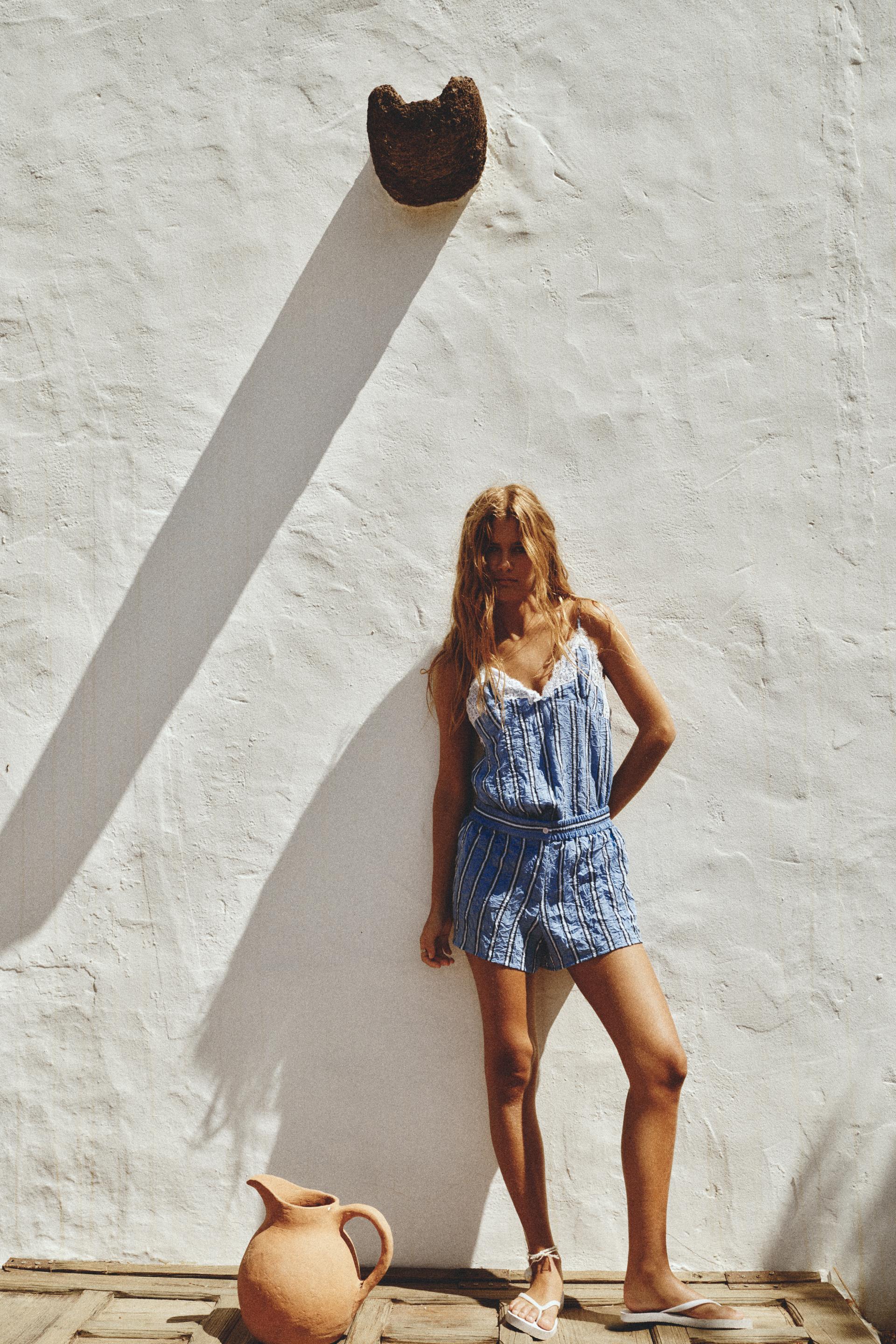 

КОМБИНЕЗОН В ПОЛОСКУ С ЭФФЕКТОМ МЯТОСТИ