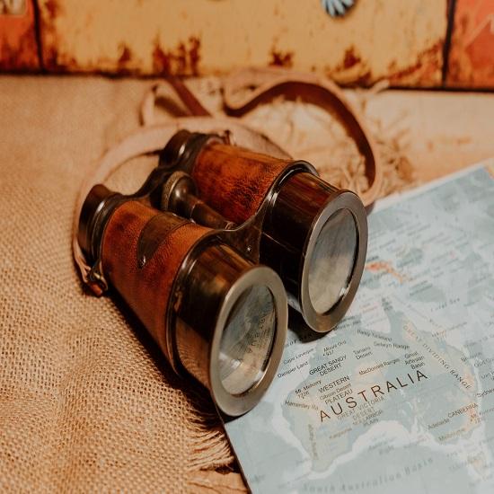 Binocolo vintage con custodia in pelle