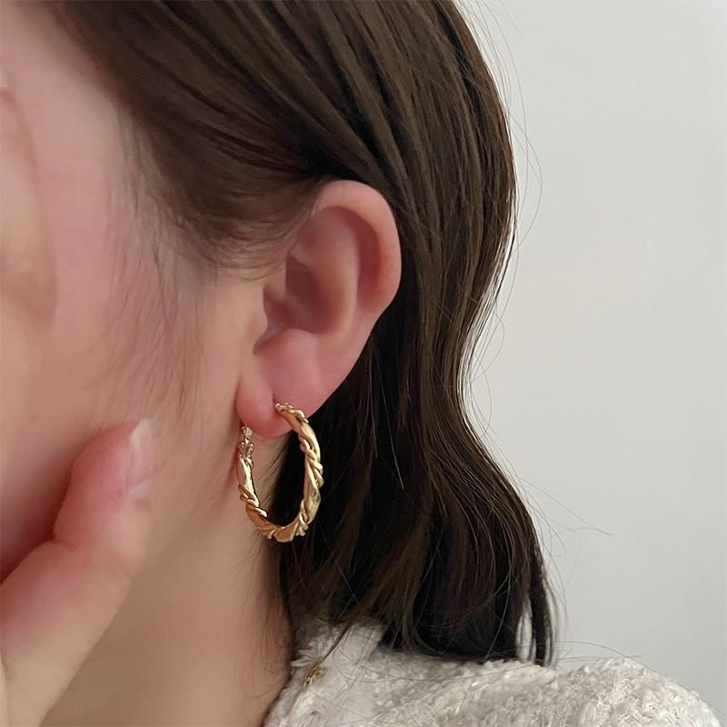Women's Luxury Textured Metal Hoop Earrings - Versatile Niche Design