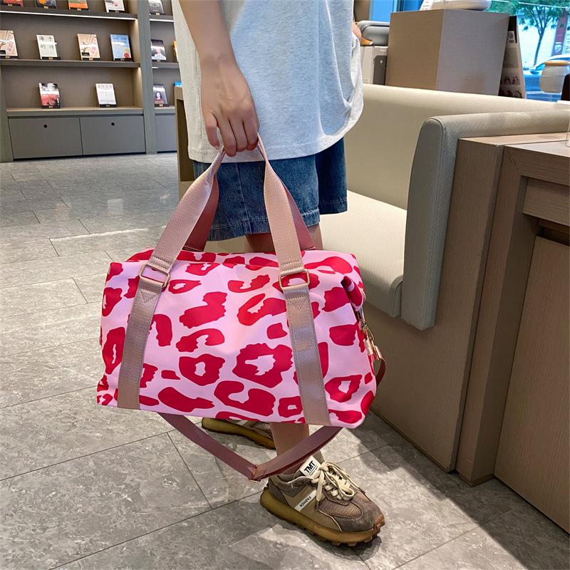 

Легкая дорожная сумка-даффл большой вместимости с коровьим принтом для коротких деловых поездок и посещения спортзала One Size розовый