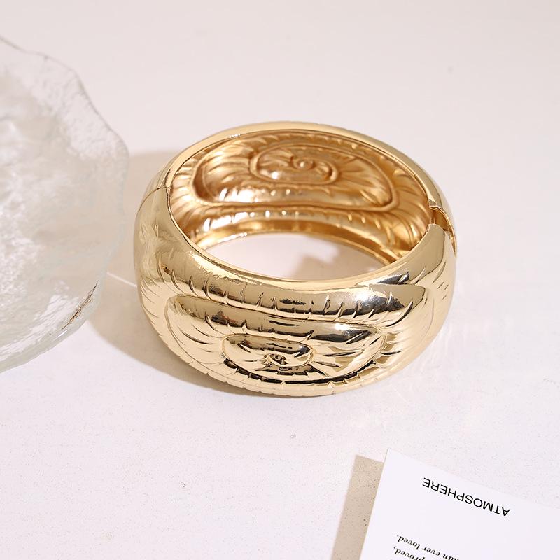 Retro Metal Square Bracelet for Women: Stylish and Smooth Spring Bangle with European and American Ins Flair