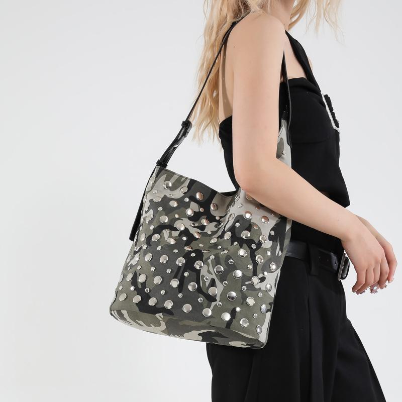 Women's Bag 2025 New Korean Version Fashion Rivet Shoulder Bag Large Capacity Casual Versatile Hand Carrying Bucket Bag Tide