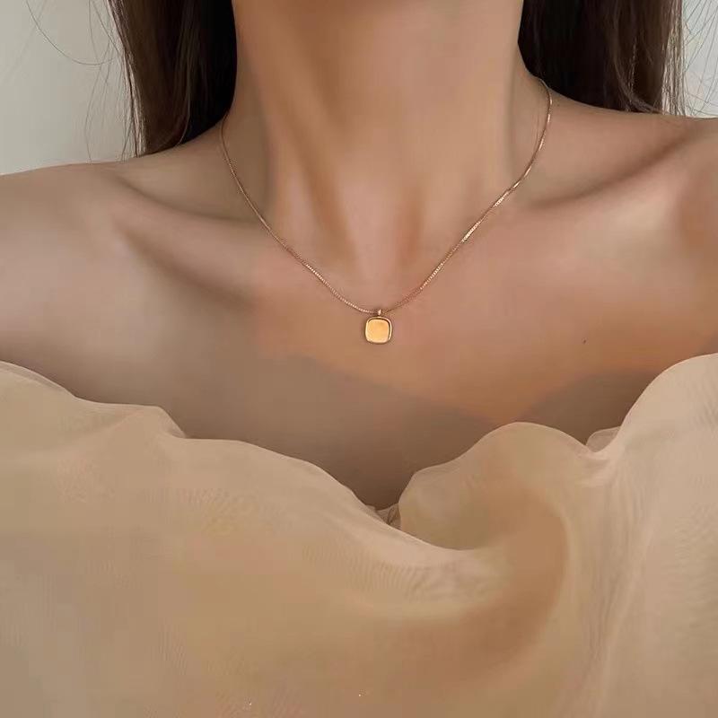 Elegant Women's Square Shell Necklace: Versatile, Simple, and Stylish Clavicle Chain Accessory