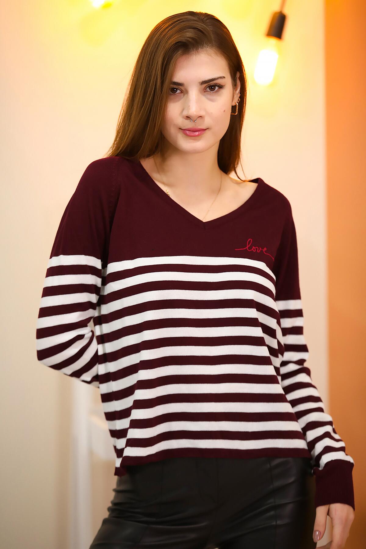 

Женский трикотаж в полоску с v-образным вырезом