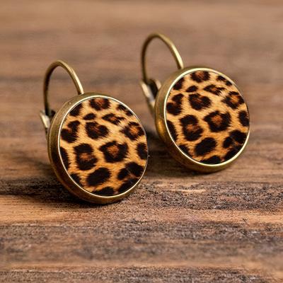 Orecchini con stampa leopardata che emanano un'aria vintage, elegante e raffinata, perfetti per feste, incontri e per l'uso quotidiano delle donne.