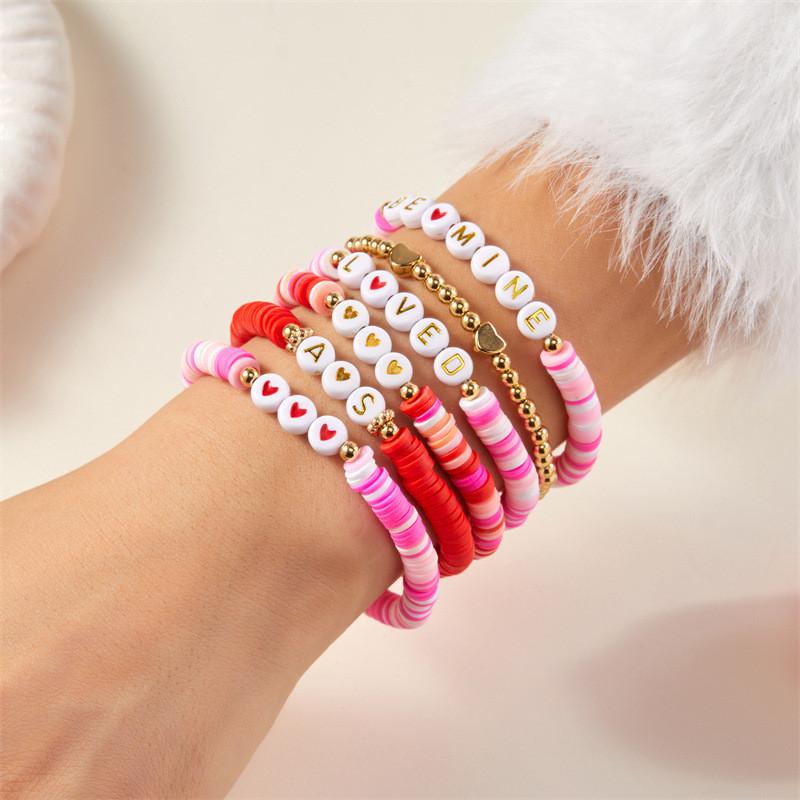 Herzförmige Polymer Clay Armbänder für Frauen mit gravierten Buchstabenanhängern Handaccessoires