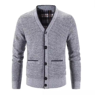 Gepolstertes und verdicktes Oberteil für Herren in großen Größen. Schmal gestrickte Strickjacke, Pulloverjacke für Herren mit V-Ausschnitt