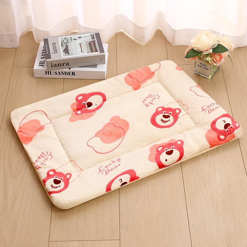Cozy Pet Mat: Thick Warm Blanket & Bed for Dogs & Cats - Perfect for Winter, Autumn - Available In Small, Medium & Large Sizes