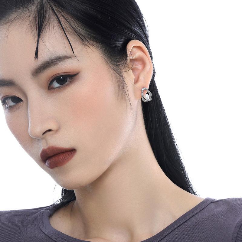 Niche Unique Pearl Earrings New Trendy Stud Earrings Femininity High-end Light Luxury Earrings
