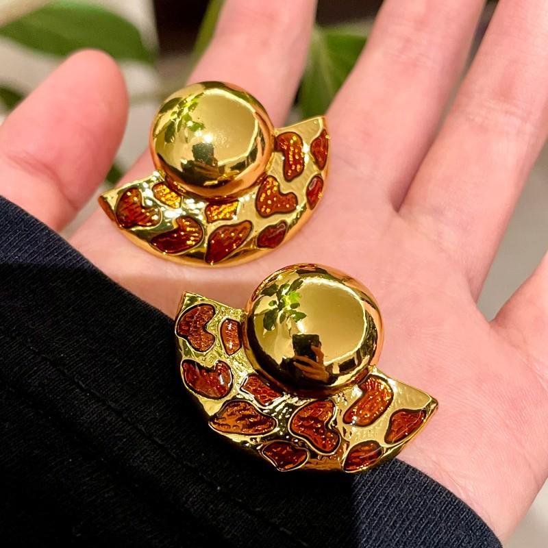 

Модні сережки-краплі для жіночих прикрас