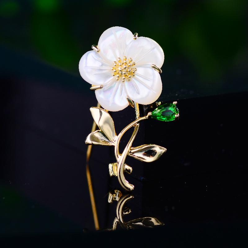 

Элегантная брошь-цветок из ракушек - аксессуар-булавка для одежды в японском и корейском стиле золотой