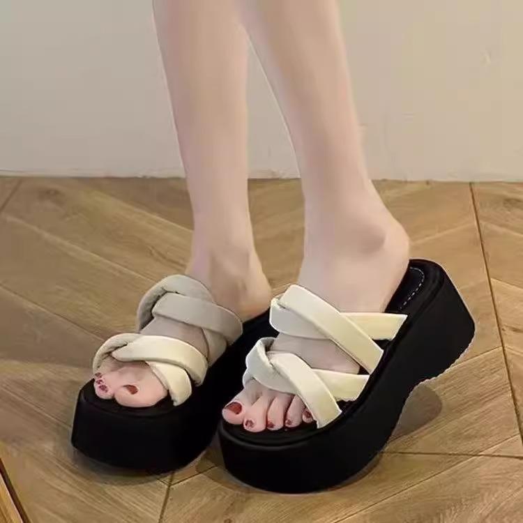 Versatile popular high-value beautiful slippers women's summer 2025 new casual muffin thick-soled heightening sandals