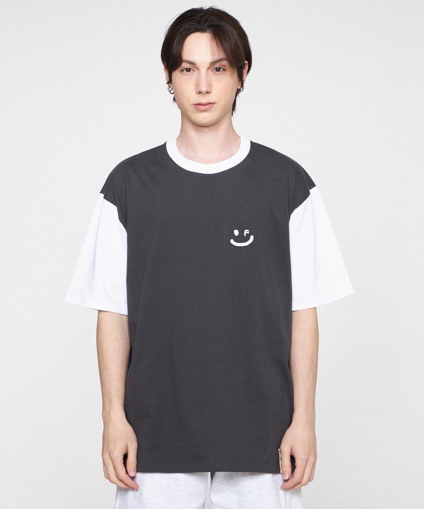 GRAVER [Unisex] Small Drawing Smile Color Block Short Sleeve T-Shirt_Charcoal
