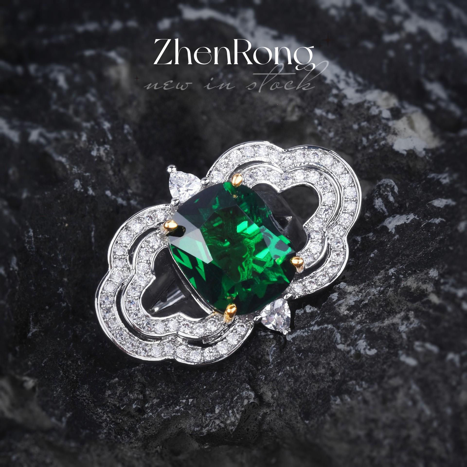 

Кольцо с имитацией изумруда огранки «принцесса» и зелеными бриллиантами в двухцветной золотой оправе