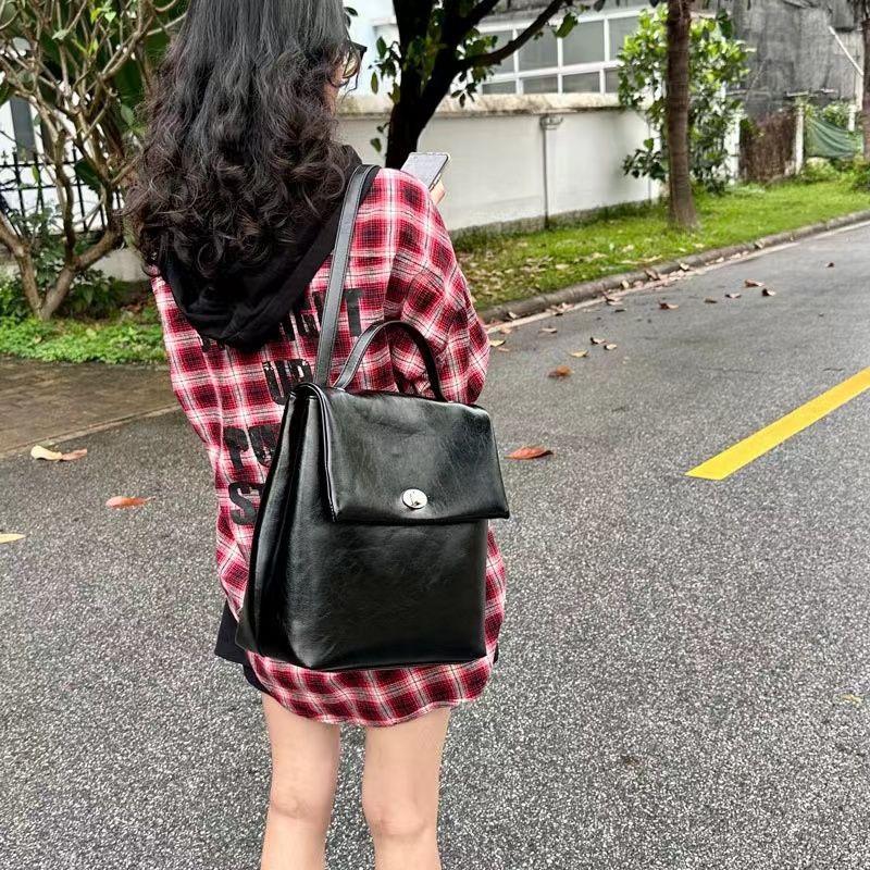 

College style niche bag women s summer 2023 new large-capacity commuting silver backpack class simple shoulder bag