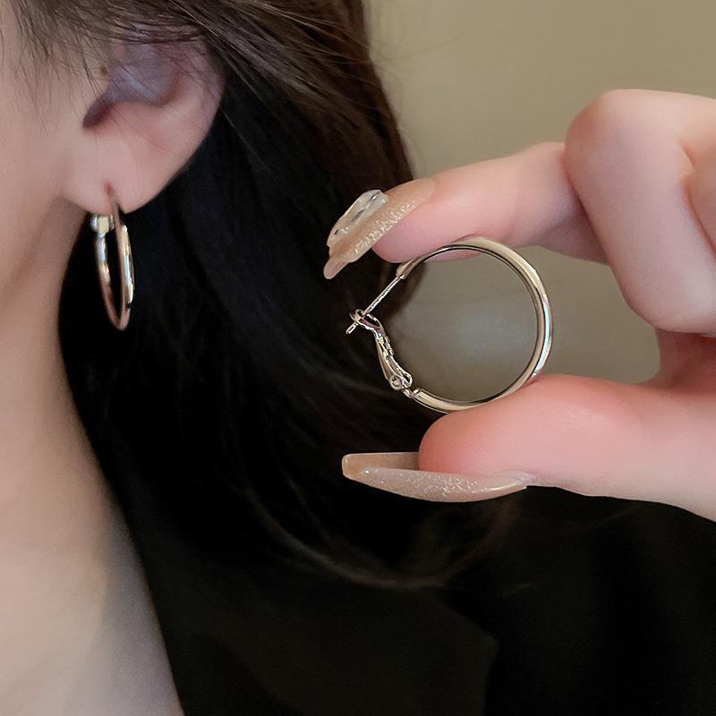 Kolczyki Koła Geometryczne z Diamentami Silver Needle - Luksusowy, Wysokiej Klasy Design z Nowoczesnym, Wyrafinowanym Stylem