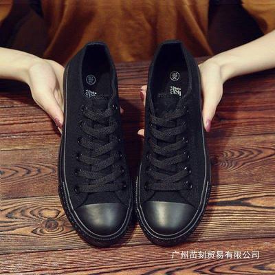 Kleine zwarte schoenen lente helemaal zwart trend platte zool schoenen sneakers canvas schoenen