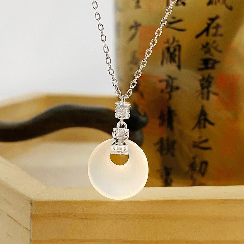 

Ожерелье Ping An Clover White Chopstick для женщин, новый легкий роскошный нишевый дизайн, кулон, тренд