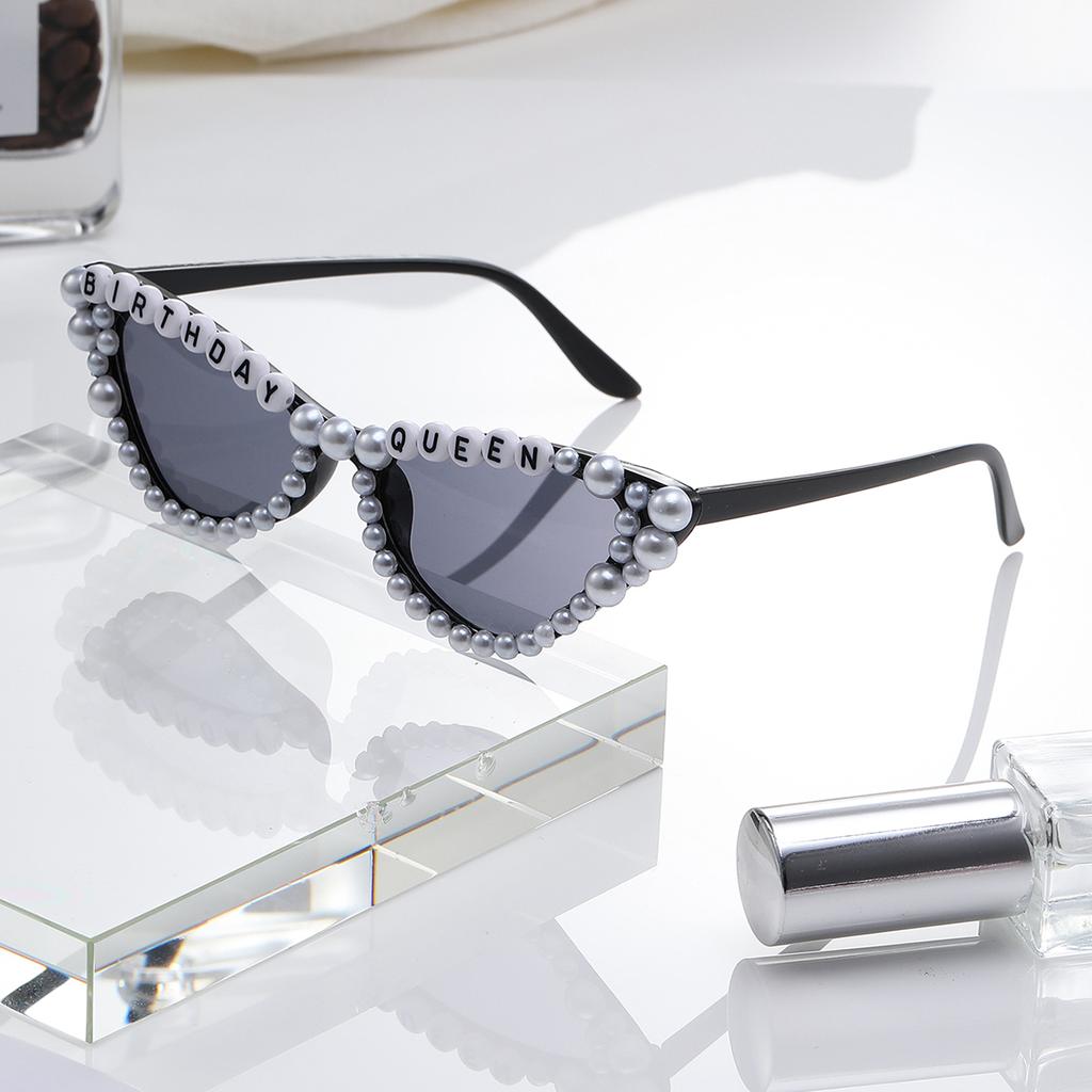 The New Large-framed Pearl-inset Letter Sunglasses Exude A Unique Festive Atmosphere and Are Trendy for Taking Photos