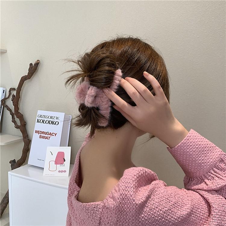 

Ins Korean Style Plush Shark Clip: Versatile Autumn/Winter Solid Color Fluffy Hair Accessory