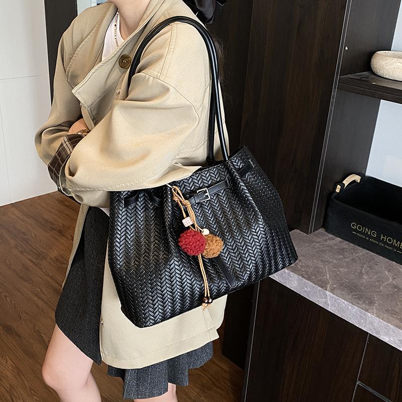 Retro Bag Women's Large Capacity 2025 New Autumn and Winter Versatile Woven Bag Shoulder Bag Casual Commuter Tote Bag
