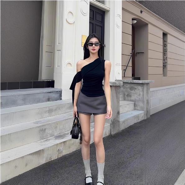 Würziges schulterfreies T-Shirt mit Bändern, kurzen Ärmeln und offenem Rücken - Plissiert, figurbetont, schickes Sommerdesign für Damen.