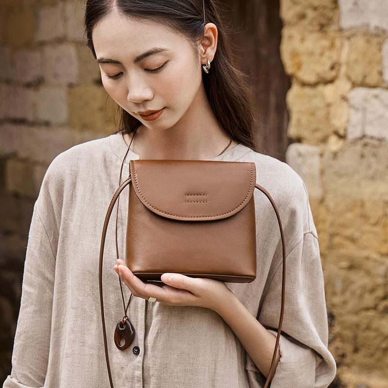 Fashion Crossbody Small Bag 2025 New Textured Shoulder Bag Vegetable Tanned Leather Bucket Bag Women Versatile Stylish Small Square Bag