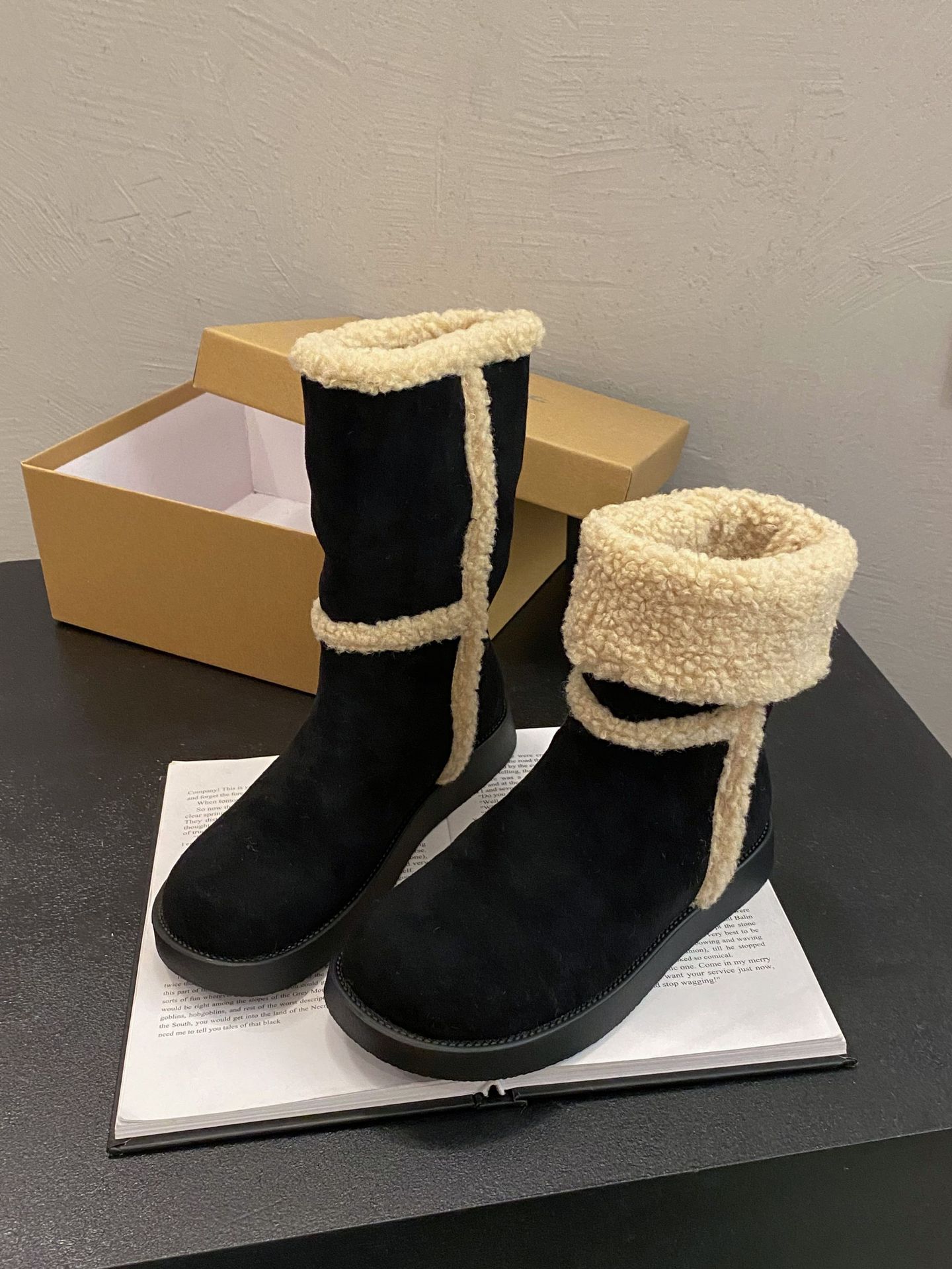 

Перекидные зимние сапоги женские новые зимние в зарубежном стиле два способа носки нескользящие теплые полусапожки на средней голени с бархатной подкладкой Северо-восточные большие хлопковые сапоги 39 чёрный