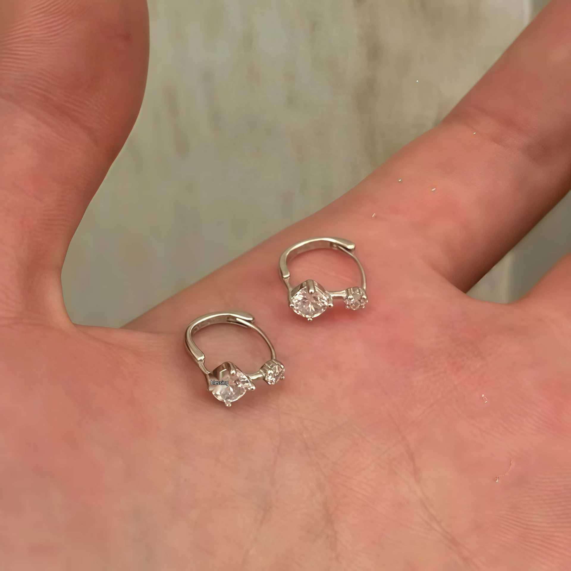 

Срібні сережки-кафи зі sparkling цирконами в корейському стилі S925 Silver