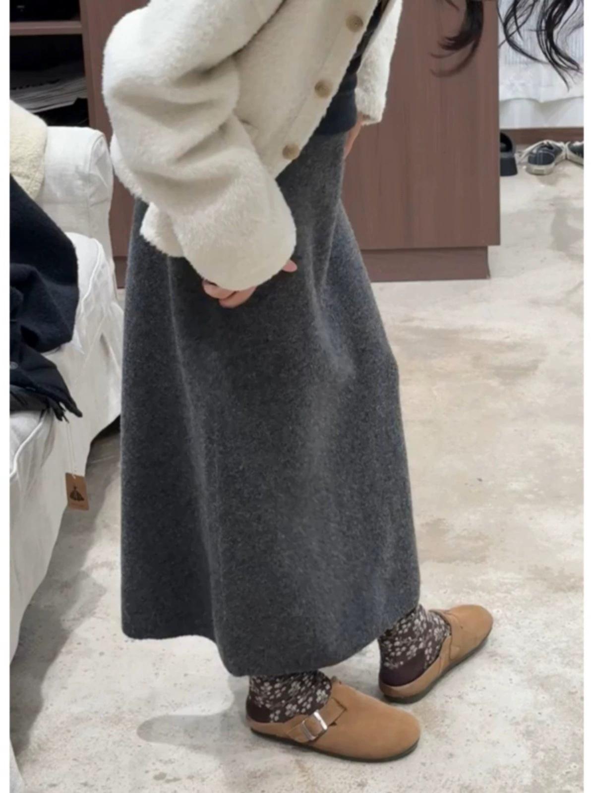 

Elegant High-Waisted Grey A-Line Knit Midi Skirt for Petite Women Medium темно серый