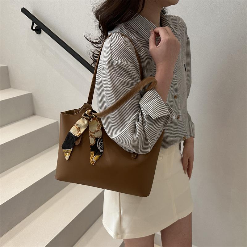 New Retro Large Capacity Tote Bag for Women Versatile Street Style Shoulder Handbag Casual Commuter Work Bag KTB