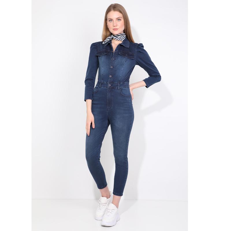 

Женский джинсовый комбинезон на пуговицах темно-синего цвета