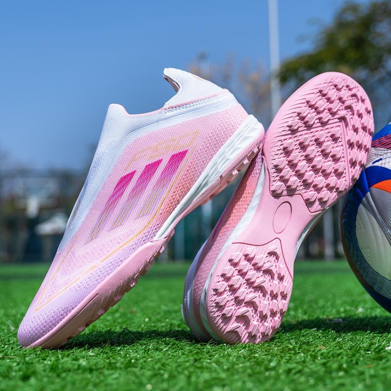 Fußballschuhe Weltmeisterschaft männlich Jugend Schülerinnen abgebrochene Nägel lange Nägel Wettkampf Trainingsschuhe