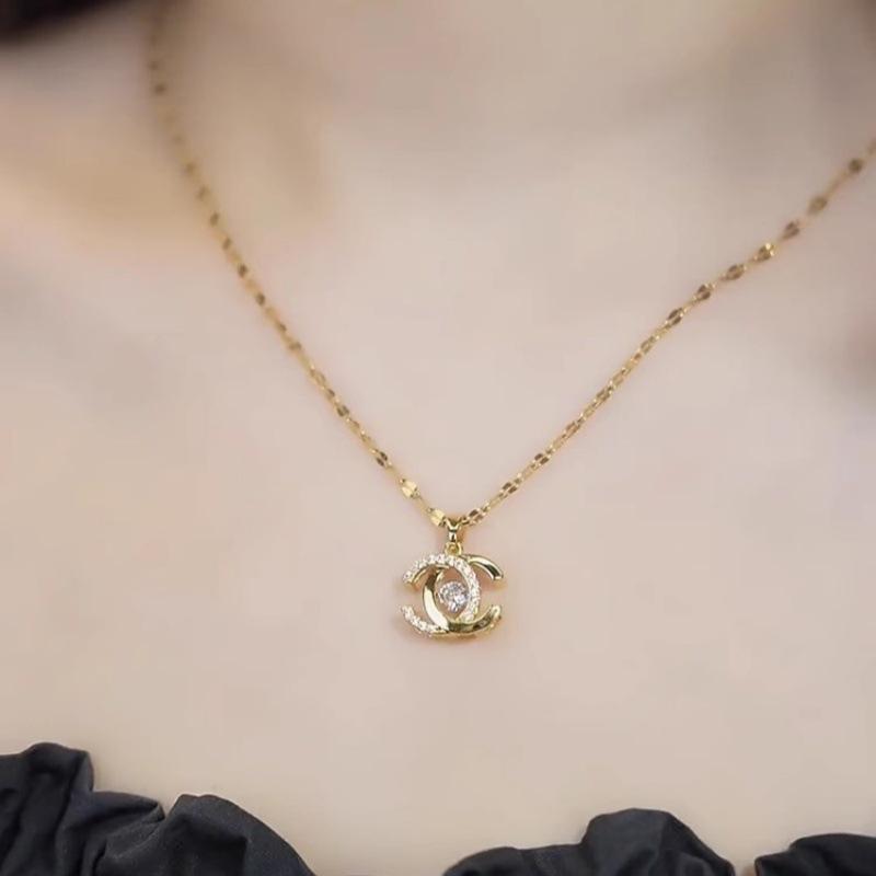 

Стильное ожерелье с двойной буквой C: Высококачественный легкий роскошный дизайн с позолоченной медью для пассажиров.