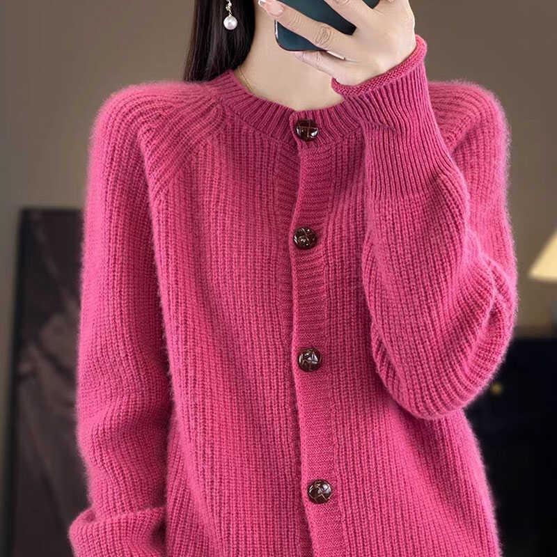 

Осінній кардиган жіночий в язаний однобортний з довгим рукавом та круглим вирізом однотонний красивий светр L рожевий червоний колір