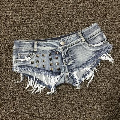 Shorts en jean délavé couleur vintage bord brut rivets usés taille très basse sexy pour boîte de nuit coupe ajustée pour femme