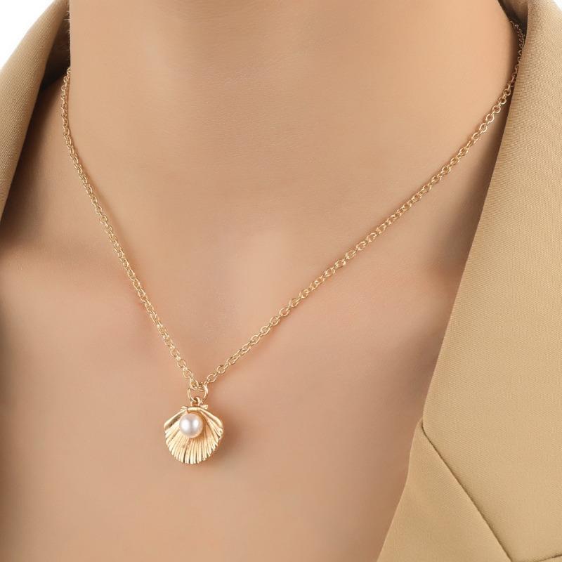 Womens Light Luxury Niche Design Shell Pearl Pendant Necklace Elegant Versatile Chain