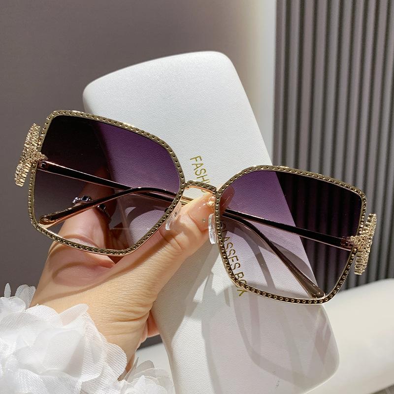 Five-pointed Star Rhinestone-encrusted Women's Square-frame Sunglasses - Stylish, Versatile, and Luxurious.