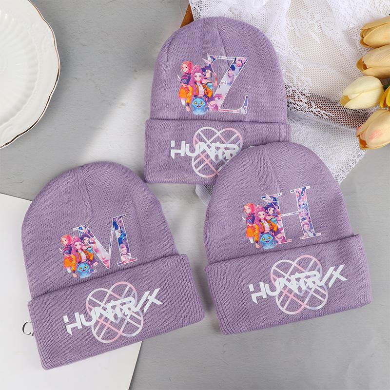 K Pop Demon Hunters Flickor Stickade Mössor Tecknade Bokstäver Barn Mössa Vinter Söt Varm Mössa Anime Barn Födelsedagspresenter