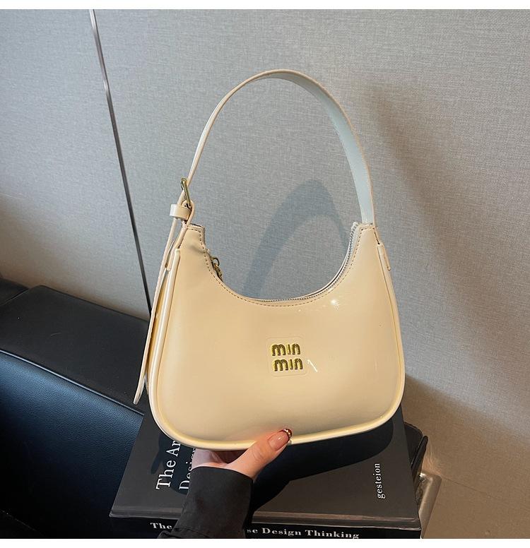 

Модная нишевая маленькая сумка из лакированной кожи под мышкой женская 2025 новая высококлассная деловая сумка-тоут на плечо