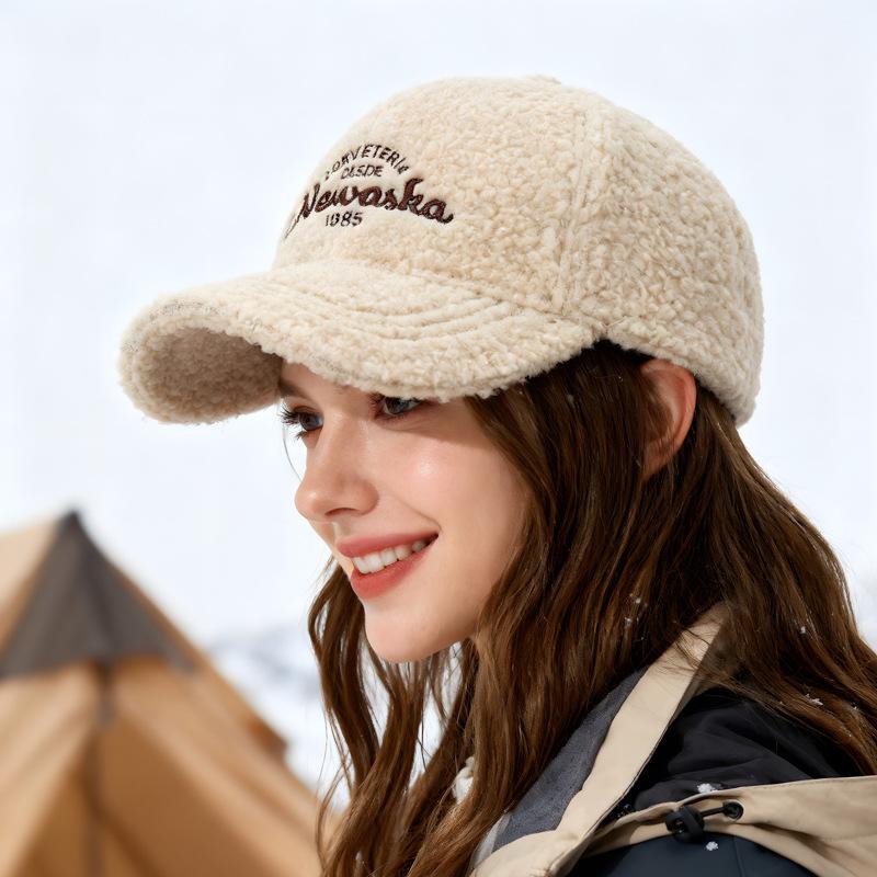 Autumn and Winter New Thermal Cap Women's Embroidered Letters Show The Face Small Fashion Casual Lamb Wool Baseball Cap