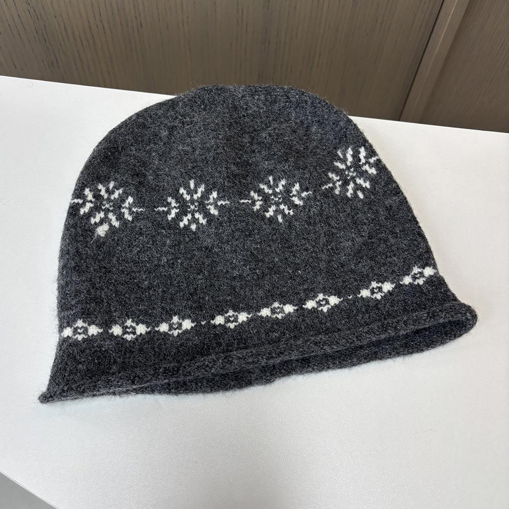 Fair Island jacquard crimped knitted hat women's autumn and winter stacking hat versatile face small cold hat loose wool hat
