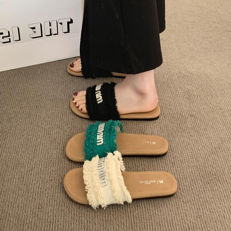 French Small Fragrant Style Slippers Women's Summer Wear 2025 New Internet Celebrity Fashion Rhinestone Flat Bottom Beach Sandals